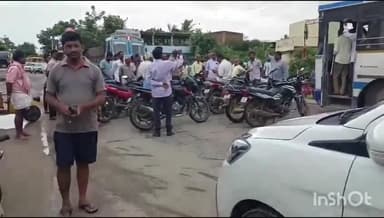 ఎల్కతుర్తి: ఎలుకతుర్తి మండల కేంద్రంలో యూరియా కోసం రైతులు జాతీయ రహదారిపై ఆందోళన చేపట్టారు