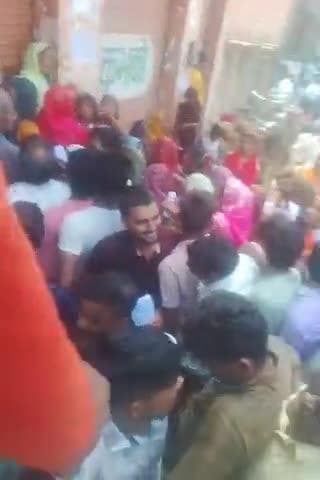 जैथरा सुसायटी K.P के यहाँ यूरिया लेने के लिए भीड़
