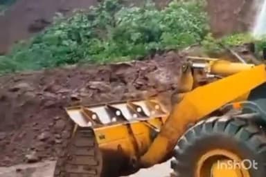 संगमेश्वर: आंबा घाटात पुन्हा दरड कोसळली; वाहतूक ठप्प