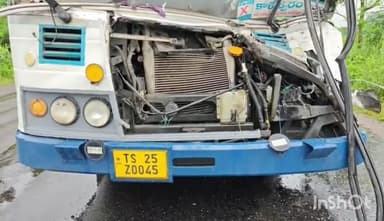 కొత్తగట్టు సింగారం వద్దహన్మకొండ పరకాల ప్రధాన రహదారిపై రోడ్డు ప్రమాదం
ఆగి ఉన్నలారీనిఢీకొట్టిన బస్సు 11 మందికి గాయాలు