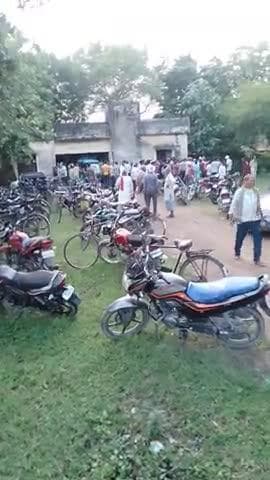#बबेरू छेत्र के पखरौली @गांव में खाद ना मिलने पर किसानों ने किया हाथा पाईं