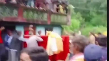 धौंतरी: गाजणा कुमार कोट गांव में देवता के फुल्यार मेले के दौरान छत की रेलिंग टूटने से करीब 20 लोग घायल