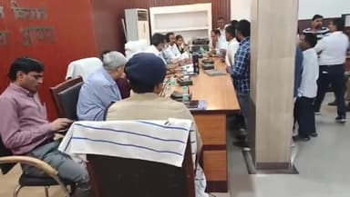 जिला आगरा के तहसील किरावली में रेस्टार लिख रहा है फर्जी रेस्टी कुछ समय में आठ फर्जी रेस्टी पकड़ी गयी कलैक्टर को की