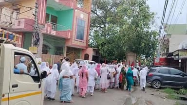 सत्पुरुष बाबा फूलसंदे वालों की शोभायात्रा आज बिजनौर में बड़ी धूमधाम से निकली जिसमें हजारों अनुयाई मौजूद रहे