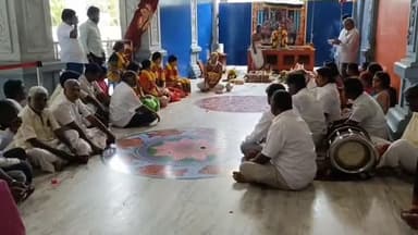 வானூர்: பஞ்சவடி ஆஞ்சநேயர் கோவிலில் அன்புமணியும், அவரது மனைவி சௌமியா இளைய மகளுடன் சாமி தரிசனம்