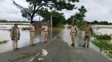 గౌరారం పోలీస్ స్టేషన్ పరిధిలోని ఖాన్ చెరువు నిండి పొంగి పొర్లుతూ వర్షం నీరు ప్రధాన రోడ్డుపై నుండి ప్రవహిస్తున్న ప్రదేశాన్ని సందర్శించిన గజ్వేల్ ఏసిపి నరసింహులు, గజ్వేల్ రూరల్ సిఐ మహేందర్ రెడ్డి, గౌరారం ఎస్ఐ కరుణాకర్ రెడ్డి.