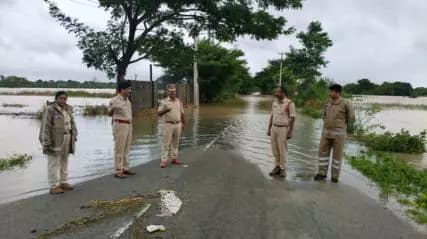 గౌరారం పోలీస్ స్టేషన్ పరిధిలోని ఖాన్ చెరువు నిండి పొంగి పొర్లుతూ వర్షం నీరు ప్రధాన రోడ్డుపై నుండి ప్రవహిస్తున్న ప్రదేశాన్ని సందర్శించిన గజ్వేల్ ఏసిపి నరసింహులు, గజ్వేల్ రూరల్ సిఐ మహేందర్ రెడ్డి, గౌరారం ఎస్ఐ కరుణాకర్ రెడ్డి.