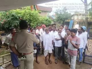 గజ్వేల్ ఇన్స్పెక్టర్ రవికుమార్, గ్రామ విపిఓ తో కలిసి కొల్గుర్ గ్రామాన్ని సందర్శించి రాబోవు స్థానిక సంస్థల ఎన్నికల సందర్భంగా పలు అంశాల గురించి, సైబర్ నేరాలు, సీసీ కెమెరాలు గంజాయి డ్రగ్స్, మత్తుపదార్థాల గురించి అవగాహన కల్పించారు.