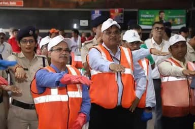 आजादी का जश्न, स्वच्छता के संकल्प संग!
नई दिल्ली रेलवे स्टेशन पर रेलवे बोर्ड के चेयरमैनऔर सीईओ श्री सतीश कुमार जी ने स्वच्छता अभियान का उद्घाटन किया। जहाँ स्वच्छ भारत के सपने को साकार करने का संकल्प लिया गया।
#SwachhataAbhiyan @railminindia