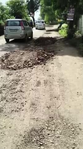 vit चौराहा गाव खेड़ा रोड की खस्ता हालत एवं सरकार की उदासीनता को को देखते हुए आज ऑटो यूनियन द्वारा चंदा करके गड्ढे भरे