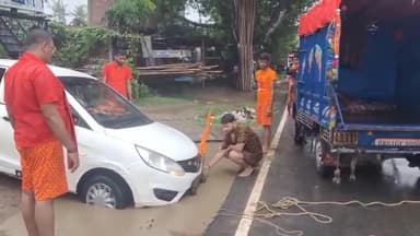 तारापुर: तारापुर नगर पंचायत के फजेलीगंज के समीप मुजफ्फरपुर के कांवरियों की एक गाड़ी अधूरे बने नाले में फंसी।#दुर्घटना