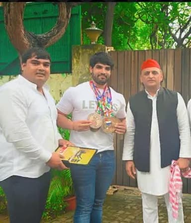 #समाजवादी पार्टी के #राष्ट्रीय_अध्यक्ष उत्तर प्रदेश के पूर्व #मुख्यमंत्री श्री #अखिलेश_यादव जी ने मेरे छोटे #भाई #मनीष ठाकुर को गोल्ड मेडल जीतने पर आशीर्वाद दिया!
