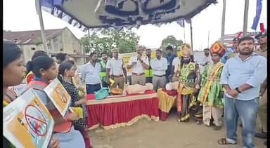 அம்பத்தூர்: பூவிருந்தவல்லி: பூந்தமல்லி பெங்களூர் நெடுஞ்சாலையில் பூந்தமல்லி போக்குவரத்து போலீசார் சார்பில் சாலை போக்குவரத்து விழிப்புணர்வு நிகழ்ச்சி நடைபெற்றது