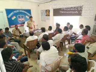 కొమురవెల్లి మండల పరిధిలో గణేష్ మండపాల ఆర్గనైజర్లతో ప్రశాంతమైన వాతావరణంలో గణేష్ నవరాత్రి ఉత్సవాలు జరుపుకోవాలని ఆర్గనైజర్లకు కార్యవర్గ సభ్యులకు తగు సూచనలు సలహాలు చేసిన కొమురవెల్లి ఎస్ఐ రాజు