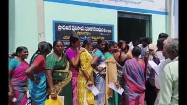 అనుముల: అనుముల మండలం కొత్తపల్లిలోని యూరియా కోసం బారులు తీరిన రైతులు