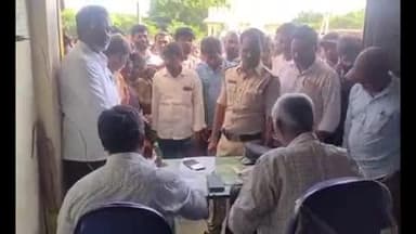 నార్కెట్పల్లి: నార్కట్పల్లి మండలంలో యూరియా కోసం ప్రాథమిక వ్యవసాయ సహకార పరపతి సంఘం కార్యాలయం వద్ద బారులు తీరిన రైతులు