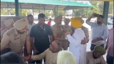 ਆਦਮਪੁਰ: ਸਾਬਕਾ ਸੰਸਦ ਸੁਸ਼ੀਲ ਕੁਮਾਰ ਰਿੰਕੂ ਅਤੇ ਸਾਬਕਾ ਵਿਧਾਇਕ ਕੇਡੀ ਭੰਡਾਰੀ ਨੂੰ ਹਿਰਾਸਤ ਵਿੱਚ ਲੈਣ ਤੋਂ ਬਾਅਦ ਆਦਮਪੁਰ ਥਾਣੇ ਦੇ ਬਾਹਰ ਆਗੂਆਂ ਨੇ ਦਿ