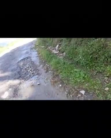 रोड की नाली न सही होने के कारण पहाड़ों आपदा कारण बन रही है प्रधानमंत्री सड़क योजना कंसुड मोटर मार्ग