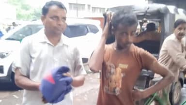 चाण्डिल : चौका मोड़ ओवरब्रिज पर पीएलवी कार्तिक गोप ने दिखाई संवेदनशीलता #chandilnews #humanity #chowka #jharkhand