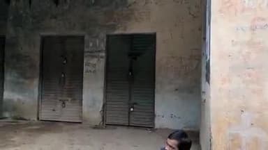 सीतापुर जिले के गोंदलामऊ के अंतर्गत शमशापुर सहकारी समिति में हुई कालाबाजारी में जिले के अधिकारी जांच करने मौके पर पहुंचे