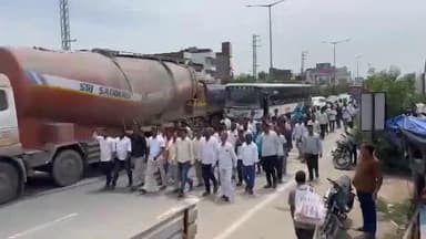 నారాయణపూర్: మండల కేంద్రంలో మార్వాడీలకు వ్యతిరేకంగా భారీ ర్యాలీ నిర్వహించి, స్వచ్ఛందంగా షాపులను బంద్ చేసిన వర్తక వ్యాపారులు