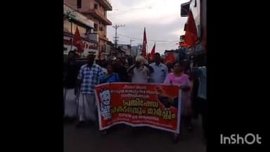 വർക്കല: കൈകളിൽ പൂവൻകോഴി, രാഹുൽ മാങ്കൂട്ടത്തിലിന്റെ രാജി ആവശ്യപ്പെട്ട് കല്ലമ്പലം ജങ്ഷനിൽ സി.പി.എം മാർച്ച്