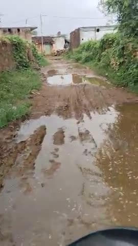 Bhaisahai gaon ki road hai 
gaon ke log Hain pareshan