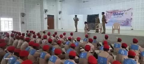 आज दिनांक-23.08.2025 को पुलिस अधीक्षक महोदय, सहरसा के द्वारा #नव नियुक्त सिपाहियों को प्रशिक्षण के क्रम में अंत्य विषयों का कक्षा लिया गया।