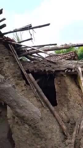up ke Chandauli jile ke gadhawa gao me bhari barish ki wajah se ghar gir gaya rat ke 11 baje ke aas pas ki bat h