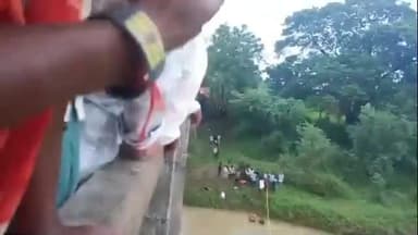 भिवापूर: भिवापुरात कारचा भीषण अपघात, भरधाव कार थेट मरू नदीपात्रात कोसळली