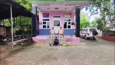 श्रीमहावीरजी पुलिस ने नाबालिक छात्रा से छेड़छाड़ और धमकी के मामले में फरार आरोपी को बनवारीपुर मोड़ से गिरफ्तार किया