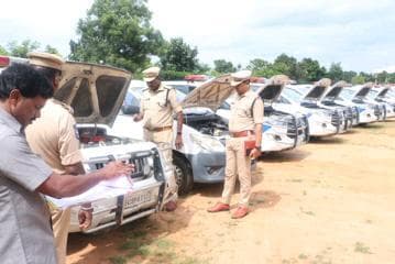 సిద్దిపేట పోలీస్ కమిషనరేట్ పోలీస్ ప్రభుత్వ వాహనాలు యొక్క కండిషన్ గురించి కమిషనరేట్ కార్యాలయ ఆవరణలో తనిఖీలు నిర్వహించిన మోటార్ వెహికల్ ఇన్స్పెక్టర్ శంకర్ నారాయణ, ఎంటీఓ ధరణి కుమార్.