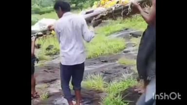 शहापूर: उंबरमाळी गावच्या आदिवासी बांधवांना मरणानंतरही मरणयातना, खांद्यावर मृतदेह घेऊन नदी पार करताना चा व्हिडिओ व्हायरल