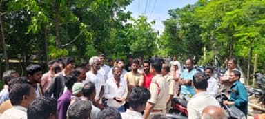 సిద్దిపేట రూరల్ ఎస్ఐ రాజేష్, గ్రామ విపిఓ తో కలిసి రాఘవాపూర్ గ్రామాన్ని సందర్శించి రాబోవు స్థానిక సంస్థల ఎన్నికల సందర్భంగా పలు అంశాల గురించి, సైబర్ నేరాలు, సీసీ కెమెరాలు గంజాయి డ్రగ్స్, మత్తుపదార్థాల గురించి అవగాహన కల్పించారు.