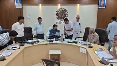 #जिलाधिकारी_ललितपुर द्वारा #रविवार को की #जनसुनवाई अधिकारियों के छूटे पसीने