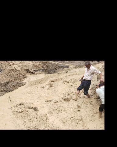 राष्ट्रीय राजमार्ग पर भारी मलमा आने से रोड भन्द रत्नों गाड
jcb वहां पर न होने पर यात्रियों को हो रही दिक्कत है