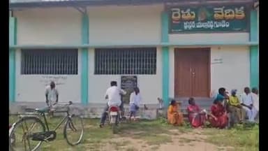 నార్కెట్పల్లి: ఎల్లారెడ్డిగూడెంలో యూరియా కోసం బారులు తీరిన రైతులు