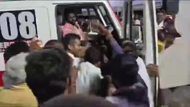 துறையூர்: துறையூரில் ஆம்புலன்ஸ் கண்ணாடியை உடைத்து சேதப்படுத்திய அதிமுகவினர் - ஓட்டுநர், பெண் உதவியாளர் அரசு மருத்துவமனையில் அனுமதி