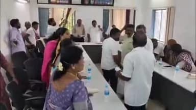 திருப்பூர் வடக்கு: திருமுருகன்பூண்டி நகராட்சி அலுவலகத்தில் நிதி ஒதுக்கீடு செய்வதில் பாரபட்சம் என குற்றம் சாட்டி நகர்மன்ற உறுப்பினர்கள் தரையில் அமர்ந்து போராட்டம்