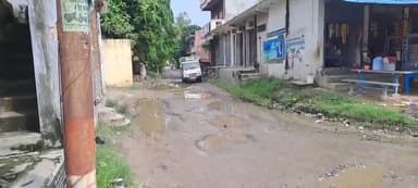 गोरखपुर।राष्ट्रीय राजमार्ग को जोड़ने वाली सड़क हुई क्षतिग्रस्त, सड़क के गड्ढों में भरा बारिश का पानी