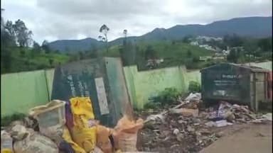 குந்தா: மஞ்சூர் மகளிர் அரசுபள்ளி சுற்றுச் சுவருக்கு அருகில் குப்பை தொட்டி  வகுப்பறை வரை துர்நாற்றம் மாணவமாணவிகள் அவதி