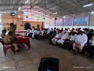 వినాయక చవితి/ మిలాద్ ఉన్ నబీ పండుగల సందర్భంగా హిందూ పెద్దలు, ముస్లిం పెద్దలతో సిద్దిపేట ఎన్జీవో భవన్ లో పీస్ కమిటీ మీటింగ్ నిర్వహించిన సిద్దిపేట ఏసీపీ రవీందర్ రెడ్డి వాసుదేవరావు, విద్యాసాగర్, ఉపేందర్.