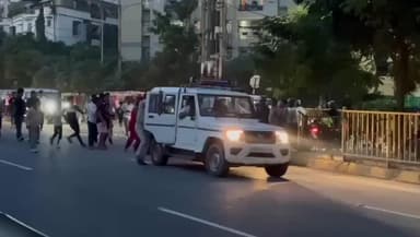 पटना में दो बच्चों की मौत के मामले में कार्रवाई न होने से भड़के लोग, अटल पथ पर जाम, पथराव-आगजनी, पुलिसकर्मी घायल, स्वास्थ्य मंत्री के काफिले पर भी हमला
#PatnaNews #BiharNews #BreakingNews #IndiaNews #Protest #Violence #PublicAnger