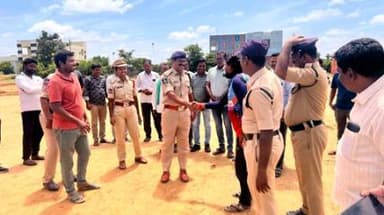 యాంటీ డ్రగ్ నిర్మూలనలో భాగంగా బెజ్జంకి పోలీస్ స్టేషన్ పరిధిలోని వివిధ గ్రామాలలోని క్రీడాకారులను యువతను ప్రోత్సహించే విధంగా క్రికెట్, వాలీబాల్ బెజ్జంకి జూనియర్ కాలేజ్ గ్రౌండ్ లో టోర్నమెంట్ ప్రారంభించిన సిద్దిపేట ఏసీపీ రవీందర్ రెడ్డి,