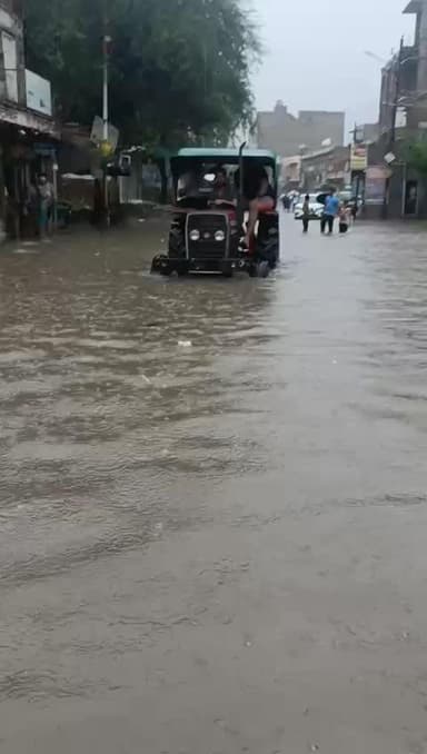 नागौर में बाढ़ जैसे हालात, #tractor से जायजा लेने निकले कांग्रेस कार्यकारी अध्यक्ष हनुमानबाँगड़ा