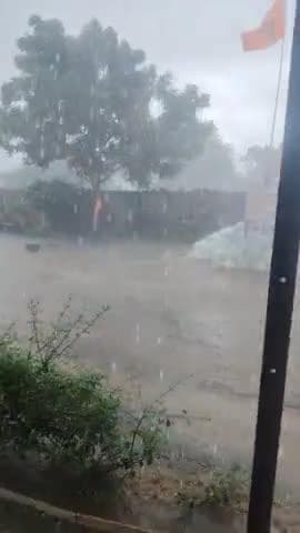 pirara gaon mein bahut jyada barish