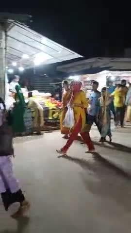 बागेश्वर धाम में उमड़ी श्रदालुओं की भीड़
यहां आने पर एक अलग ही नजारा देखने को
मिला लगभग जनसंख्या भी दस से पंद्रह हजार थी
