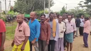 ఇల్లందకుంట: మండల కేంద్రంలోని PACS కార్యాలయం ముందు యూరియా కోసం రైతులు బారులు, రైతుకు ఒక యూరియా బస్తాను పంపిణీ చేసిన అధికారులు