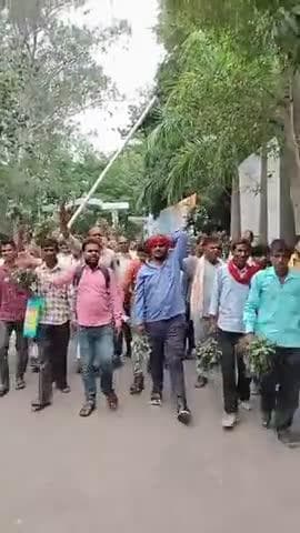#किसानों की #उर्द की #फसल नस्ट होने पर किसानों की आवाज गूंजी #DM_कार्यालय #ललितपुर ///