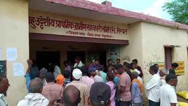 यूरिया खाद की किल्लत के कारण किसान परेशान धेन्सा चौराहा सिद्धार्थ नगर